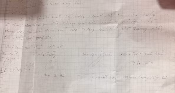 Ông Lê Công Cuộc bức xúc vì năm học 2014 – 2015, ông đã đóng bảo hiểm tai nạn cho con nhưng đến khi con gái ông bị tai nạn gãy tay mới phát nhà trường không đăng nộp bảo hiểm.