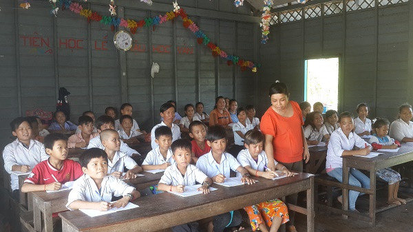Cô giáo Vũ Thị Thư lên lớp dạy học sinh lớp 4. Cô giáo Vũ Thị Thư lên lớp dạy học sinh lớp 4.