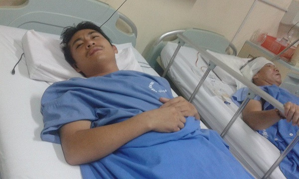 Không may bị tai nạn, từ người trụ cột gia đình, anh Phúc phải nằm liệt giường nửa tỉnh nửa mê.