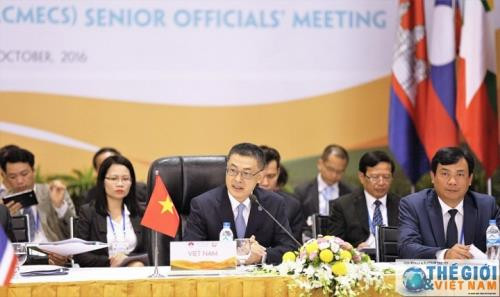 Ông Vũ Quang Minh, Trợ lý Bộ trưởng Ngoại giao Trưởng đoàn quan chức Cao cấp của Việt Nam. Ông Vũ Quang Minh, Trợ lý Bộ trưởng Ngoại giao Trưởng đoàn quan chức Cao cấp của Việt Nam.