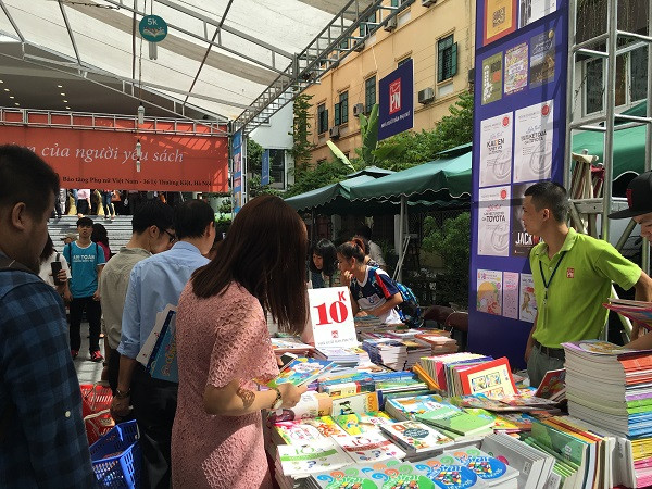 Dù thời tiết tương đối oi bức và vẫn chưa tới cuối tuần, nhưng không gian hội sách vẫn đông kín người. Dù thời tiết tương đối oi bức và vẫn chưa tới cuối tuần, nhưng không gian hội sách vẫn đông kín người.