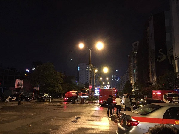 Đến 22h cùng ngày, lực lượng y tế vẫn đang tìm kiếm cứu nạn (Ảnh: Dung Phương) Đến 22h cùng ngày, lực lượng y tế vẫn đang tìm kiếm cứu nạn (Ảnh: Dung Phương)