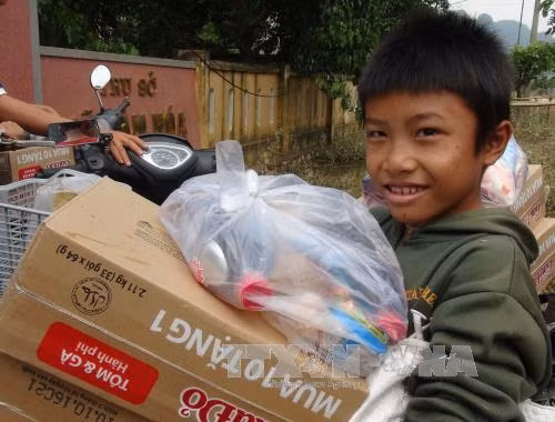 Nhiều cơ quan, tổ chức, cá nhân quyên góp ủng hộ đồng bào miền Trung ảnh 1