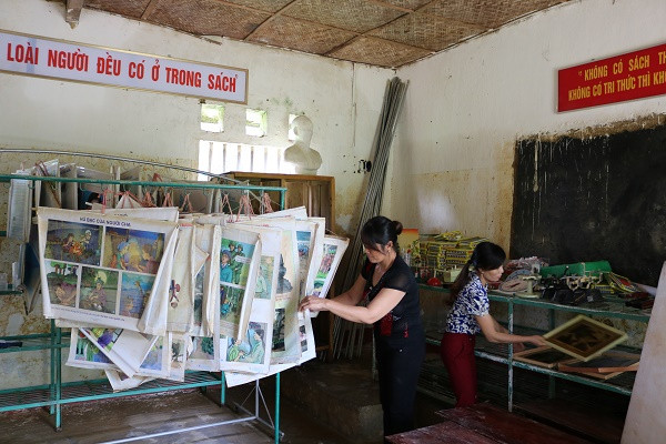 Sách báo, dụng cụ học đều bị ướt hết!