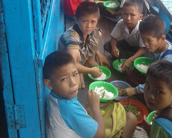 Học sinh ăn trưa ngoài hành lang.