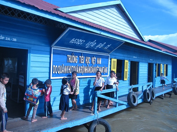 Nhà học nổi do Quân khu 7 tài trợ.