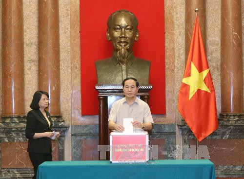 Chủ tịch nước Trần Đại Quang và Phó Chủ tịch nước Đặng Thị Ngọc Thịnh quyên góp ủng hộ đồng bào miền Trung. Chủ tịch nước Trần Đại Quang và Phó Chủ tịch nước Đặng Thị Ngọc Thịnh quyên góp ủng hộ đồng bào miền Trung.