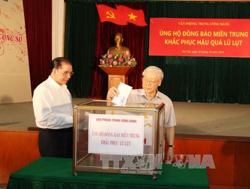 Tổng Bí thư Nguyễn Phú Trọng và nguyên Tổng Bí thư Nông Đức Mạnh quyên góp ủng hộ đồng bào miền Trung. Tổng Bí thư Nguyễn Phú Trọng và nguyên Tổng Bí thư Nông Đức Mạnh quyên góp ủng hộ đồng bào miền Trung.