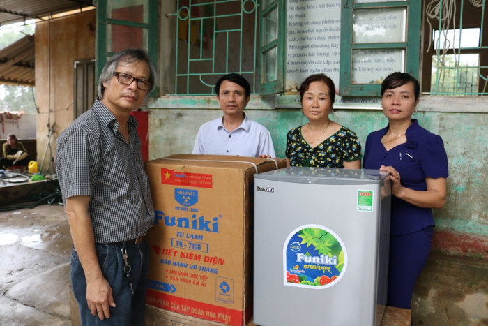 Tác giả (đứng trước) và các nhà hảo tâm, nhận tài trợ. Tác giả (đứng trước) và các nhà hảo tâm, nhận tài trợ.