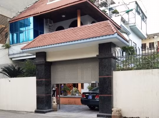 Chiếc ô tô biển xanh 36B-2789 được ông Nguyễn Xuân Phi cất ở nhà riêng (Ảnh: nld.com.vn)