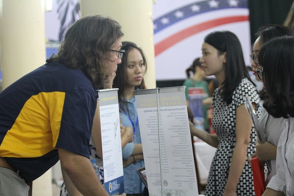 Mỗi bàn có một người nước ngoài đại diện các trường Đại học Hoa Kỳ tư vấn cho học sinh Việt Nam.