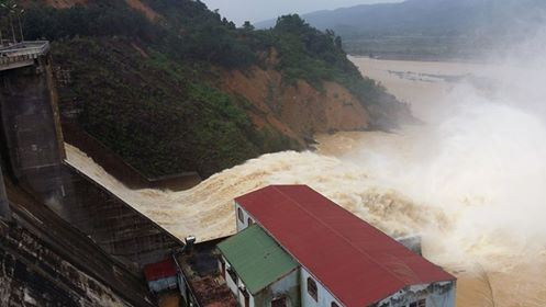 Thủy điện xả lũ ồ ạt "đúng quy trình" nhưng... hại dân! (GDVN) - Thế hóa ra là làm thủy điện, các ông cứ ung dung ngồi thu lãi còn tai vạ xả lũ, hủy hoại môi sinh, tàn phá nhà cửa, gây chết người thì không cần quan tâm đến?