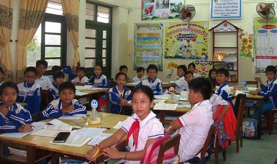32 em học sinh lớp 5A1 trường Tiểu học Thạch Châu (Hà Tĩnh) đã nộp đủ số tiền 822.000đ/ em để mua bộ sách thử nghiệm VNEN và vở. 32 em học sinh lớp 5A1 trường Tiểu học Thạch Châu (Hà Tĩnh) đã nộp đủ số tiền 822.000đ/ em để mua bộ sách thử nghiệm VNEN và vở.