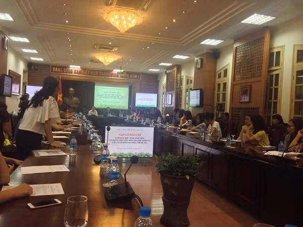 Toàn cảnh họp báo.