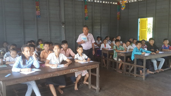 Thầy giáo Tư đứng lớp dạy học sinh. Thầy giáo Tư đứng lớp dạy học sinh.