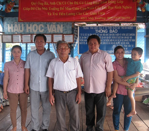 Thầy Tư cùng các con trai và con dâu.