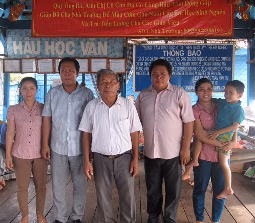 Thầy Tư cùng các con trai và con dâu.