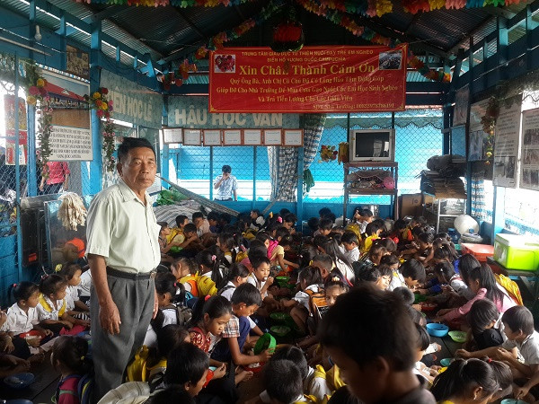 Thầy Tư theo dõi các cháu học sinh ăn trưa tại trung tâm.