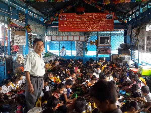 Thầy Tư theo dõi các cháu học sinh ăn trưa tại trung tâm.