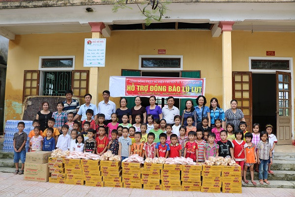 Gia đình ông Đặng Đình Hùng và ông Đinh Nho Lý đại diện cho hai con và một số bà con người Việt sinh sống làm ăn ở Hà Quốc trao quà cho giáo viên, học sinh trường tiểu học Hương Đô, mầm non Hương Trạch, Hương Đô. Gia đình ông Đặng Đình Hùng và ông Đinh Nho Lý đại diện cho hai con và một số bà con người Việt sinh sống làm ăn ở Hà Quốc trao quà cho giáo viên, học sinh trường tiểu học Hương Đô, mầm non Hương Trạch, Hương Đô.