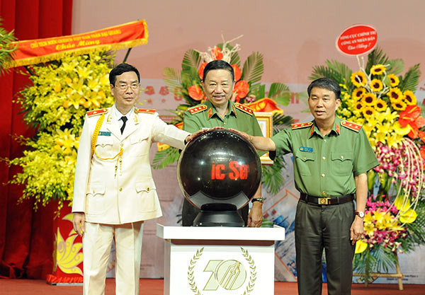 Báo Công an Nhân dân kỷ niệm 70 năm phát hành số báo đầu tiên ảnh 4 Báo Công an Nhân dân kỷ niệm 70 năm phát hành số báo đầu tiên ảnh 4