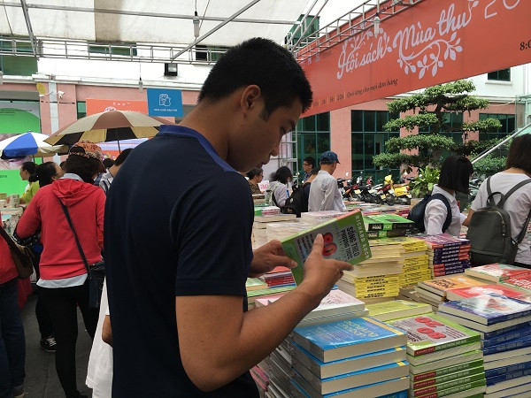 Với hàng ngàn đầu sách đa dạng cùng những ưu đãi hấp dẫn - Hội sách Mùa thu thu hút rất nhiều đối tượng độc giả. Với hàng ngàn đầu sách đa dạng cùng những ưu đãi hấp dẫn - Hội sách Mùa thu thu hút rất nhiều đối tượng độc giả.