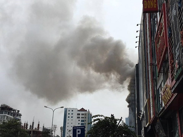 Đây là khu vực có nhiều quá karaoke, nhà hàng sát nhau, rất dễ xảy ra cháy nổ! (Ảnh: Dung Phương) Đây là khu vực có nhiều quá karaoke, nhà hàng sát nhau, rất dễ xảy ra cháy nổ! (Ảnh: Dung Phương)