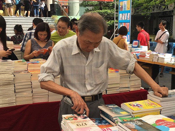 Độc giả xem sách. Độc giả xem sách.