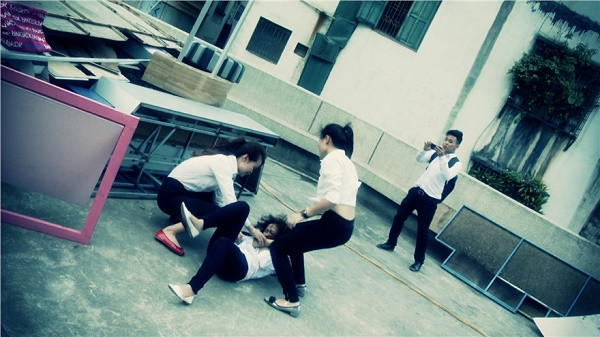 Bạo lực học đường không chỉ phổ biến giữa sinh viên, học sinh với nhau mà còn giữa phụ huynh - giáo viên, giáo viên - học sinh (Ảnh: vtv.vn). Bạo lực học đường không chỉ phổ biến giữa sinh viên, học sinh với nhau mà còn giữa phụ huynh - giáo viên, giáo viên - học sinh (Ảnh: vtv.vn).