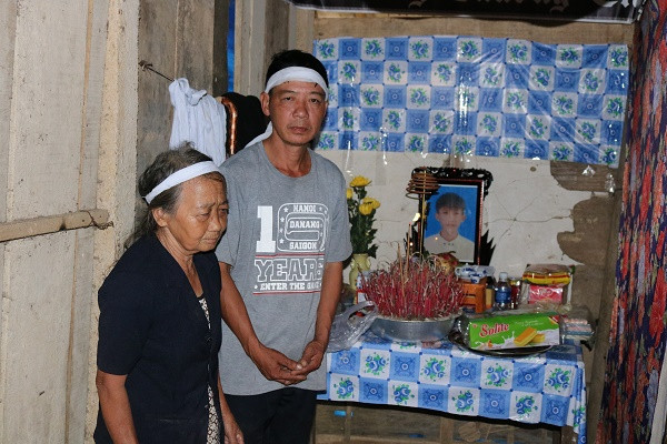 Bà Đinh Thị Liên (bà nội) bị mù lòa, anh Nguyễn Văn Hùng (bố) bên bàn thờ con Nguyễn Văn Hải. Bà Đinh Thị Liên (bà nội) bị mù lòa, anh Nguyễn Văn Hùng (bố) bên bàn thờ con Nguyễn Văn Hải.