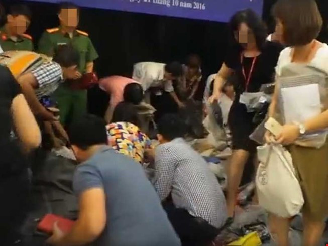 Đẳng cấp của những người tham gia “tiêu hủy” hàng gian (ảnh: Plo.vn). Đẳng cấp của những người tham gia “tiêu hủy” hàng gian (ảnh: Plo.vn).