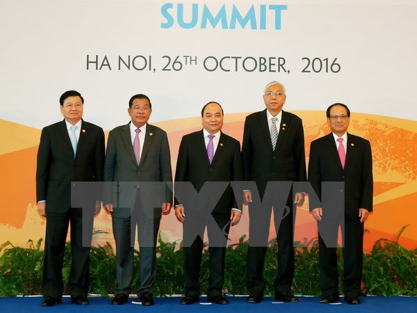 Thủ tướng Nguyễn Xuân Phúc chụp ảnh chung với các Trưởng đoàn. Thủ tướng Nguyễn Xuân Phúc chụp ảnh chung với các Trưởng đoàn.
