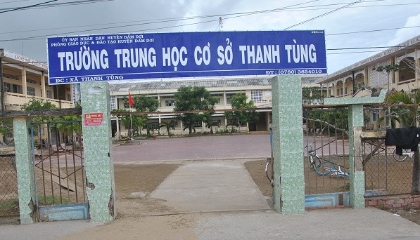 Trường Trung học Cơ sở Thanh Tùng, nơi có Hiệu trưởng độc quyền hơn 30 năm. Trường Trung học Cơ sở Thanh Tùng, nơi có Hiệu trưởng độc quyền hơn 30 năm.