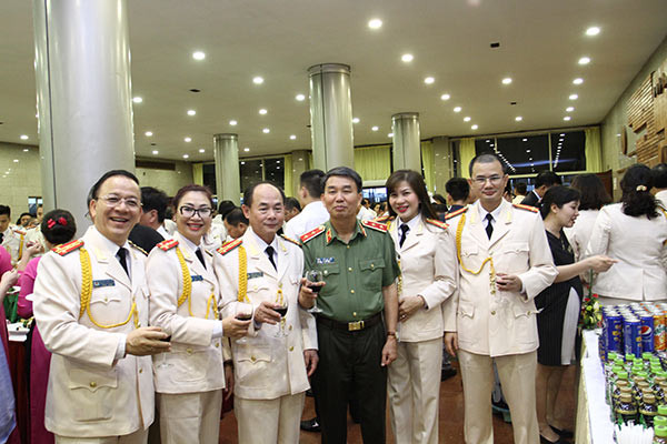 Trung tướng Trần Bá Thiều, Tổng cục trưởng Tổng cục Chính trị Công an Nhân dân với cán bộ, phóng viên Báo Công an Nhân dân. Trung tướng Trần Bá Thiều, Tổng cục trưởng Tổng cục Chính trị Công an Nhân dân với cán bộ, phóng viên Báo Công an Nhân dân.