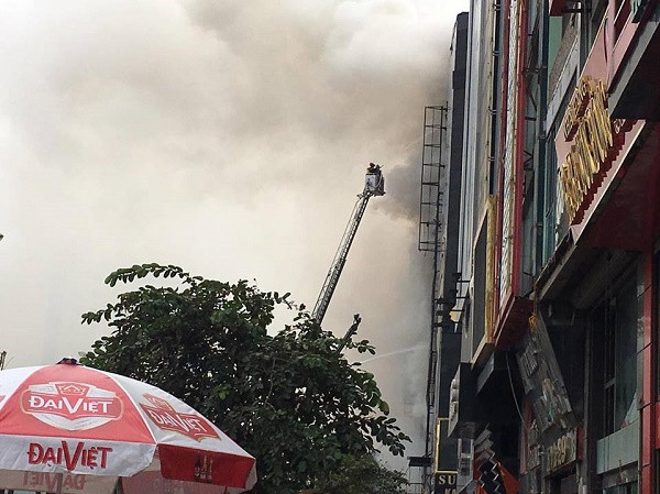 Sau 6 tiếng, lực lượng Phòng cháy Chữa cháy mới kiểm soát được vụ cháy (Ảnh: Dung Phương). Sau 6 tiếng, lực lượng Phòng cháy Chữa cháy mới kiểm soát được vụ cháy (Ảnh: Dung Phương).