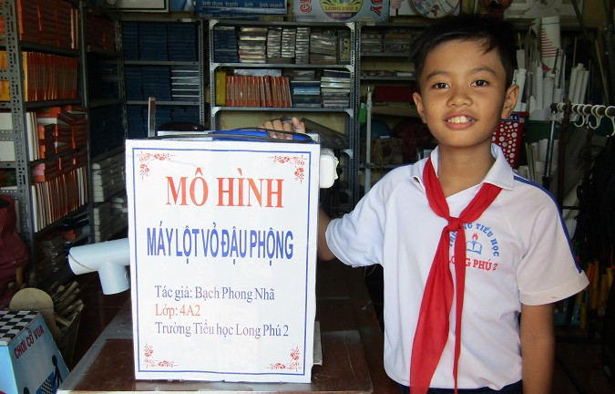 Bạch Phong Nhã và chiếc máy đạt giải của mình (Ảnh: Tam Anh). Bạch Phong Nhã và chiếc máy đạt giải của mình (Ảnh: Tam Anh).