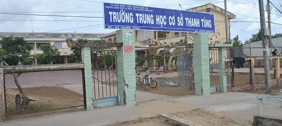 Trường Trung học Cơ sở Thanh Tùng với mặt bằng sân chưa được tu sửa, xây mới (Ảnh: Trúc Linh).