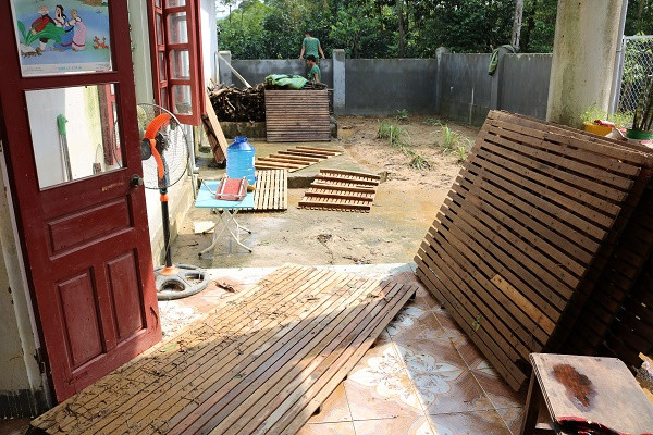 Mang những gì còn sót lại ra phơi!