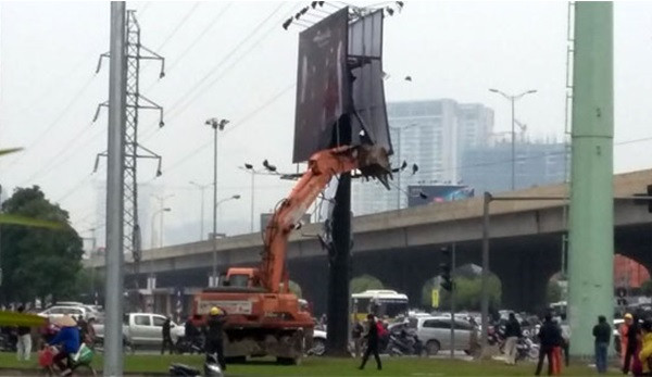 Tiến hành tháo dỡ các biển quảng cáo trái phép.