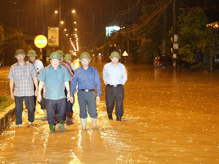 Huy động lực lượng, phương tiện để nhanh chóng sửa chữa, khôi phục những công trình hạ tầng, bảo đảm giao thông thông suốt. Huy động lực lượng, phương tiện để nhanh chóng sửa chữa, khôi phục những công trình hạ tầng, bảo đảm giao thông thông suốt.