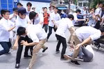 Học sinh đánh nhau (Ảnh: tienphong.vn).