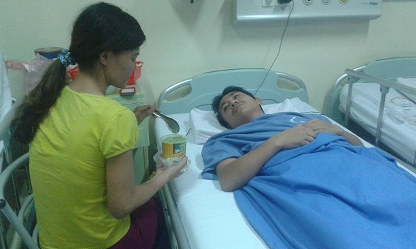 Vợ chồng anh Phúc đang từng ngày đối mặt với những nỗi đau, nỗi lo cuộc đời.