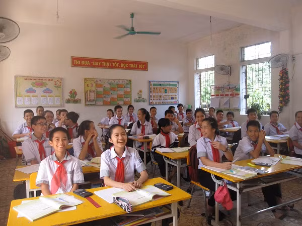 Học sinh lớp 7C trường Trung học Cơ sở Nam Hà, thị xã Hồng Lĩnh, Hà Tĩnh khuôn mặt tươi vui rạng rỡ khi được bỏ chương trình VNEN.