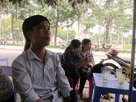 Các lao động bị mất việc trao đổi (Ảnh: tienphong.vn). Các lao động bị mất việc trao đổi (Ảnh: tienphong.vn).