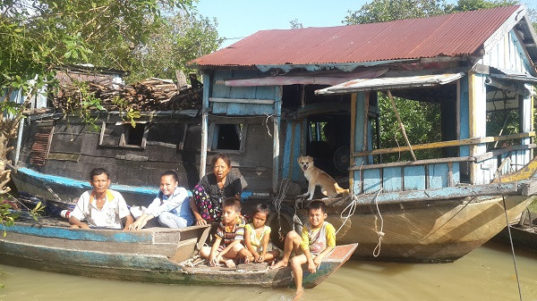 Con đường gian nan đến trường của các học sinh vùng Biển Hồ. Con đường gian nan đến trường của các học sinh vùng Biển Hồ.