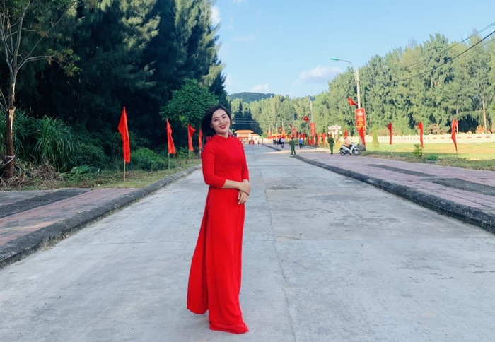 Cô giáo Năm phải đưa theo 2 con nhỏ khi luân chuyển công tác ra xã đảo (Ảnh: NVCC) Cô giáo Năm phải đưa theo 2 con nhỏ khi luân chuyển công tác ra xã đảo (Ảnh: NVCC)