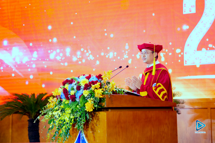 Tiến sĩ Nguyễn Đức Tiệp – Hiệu trưởng Trường Đại học Hạ Long phát biểu tại buổi lễ (Ảnh: PL)