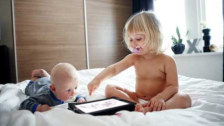 Thời gian ngồi trước các loại màn hình của trẻ em mỗi ngày không nên vượt quá giới hạn 1,5 đến 2 tiếng.