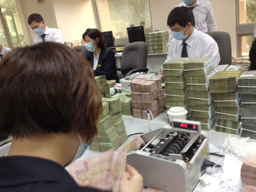 Một số ngân hàng đã tiến hành giảm lương nhân viên trong 3 tháng đầu năm, trong đó có cả những "ông lớn" nổi tiếng chi trả hậu hĩnh. Ảnh: Lan Anh. Một số ngân hàng đã tiến hành giảm lương nhân viên trong 3 tháng đầu năm, trong đó có cả những "ông lớn" nổi tiếng chi trả hậu hĩnh. Ảnh: Lan Anh.