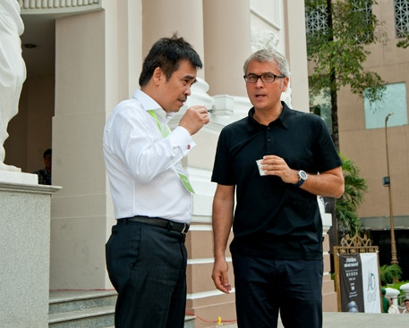 Ông Đoàn Viết Đại Từ (bên phải) là Chủ tịch của Openasia Group tại Việt Nam.